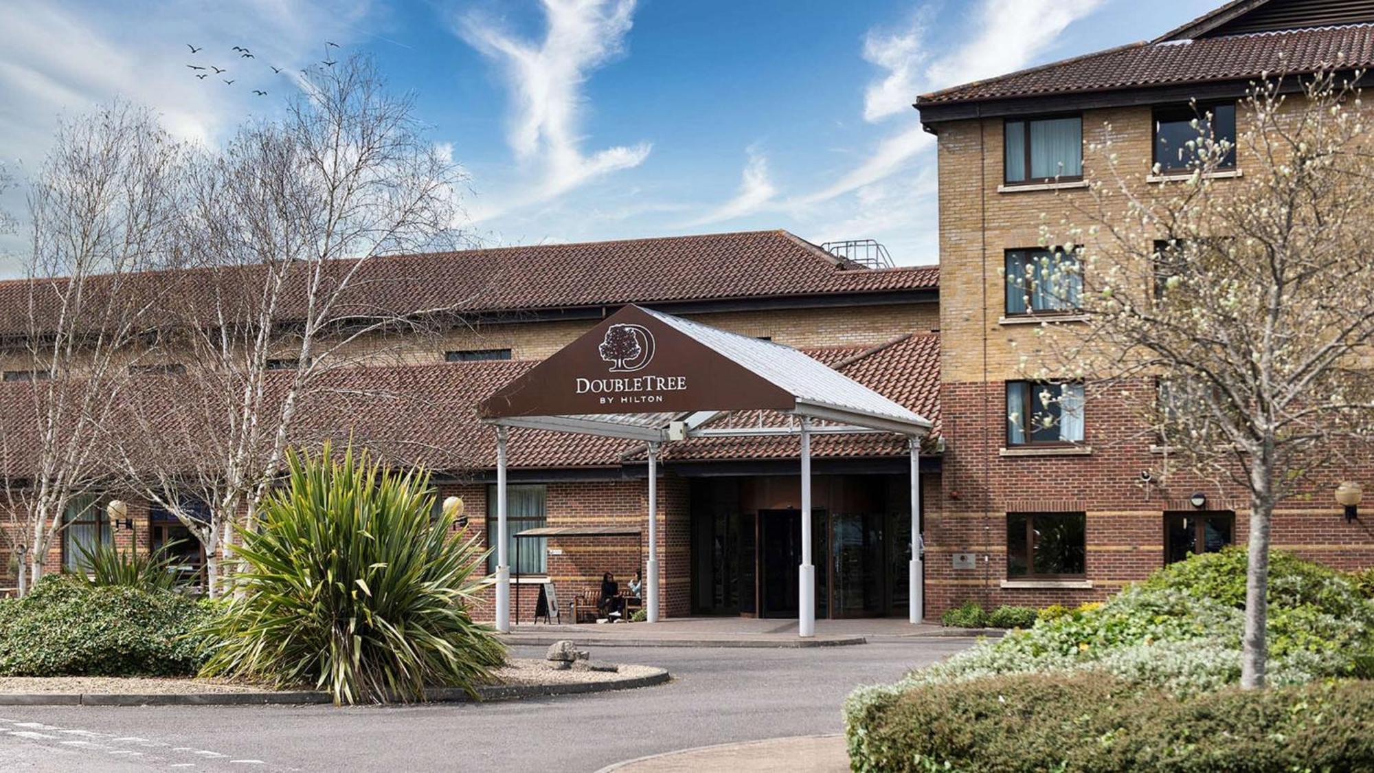 Doubletree By Hilton Swindon Hotel Exterior foto